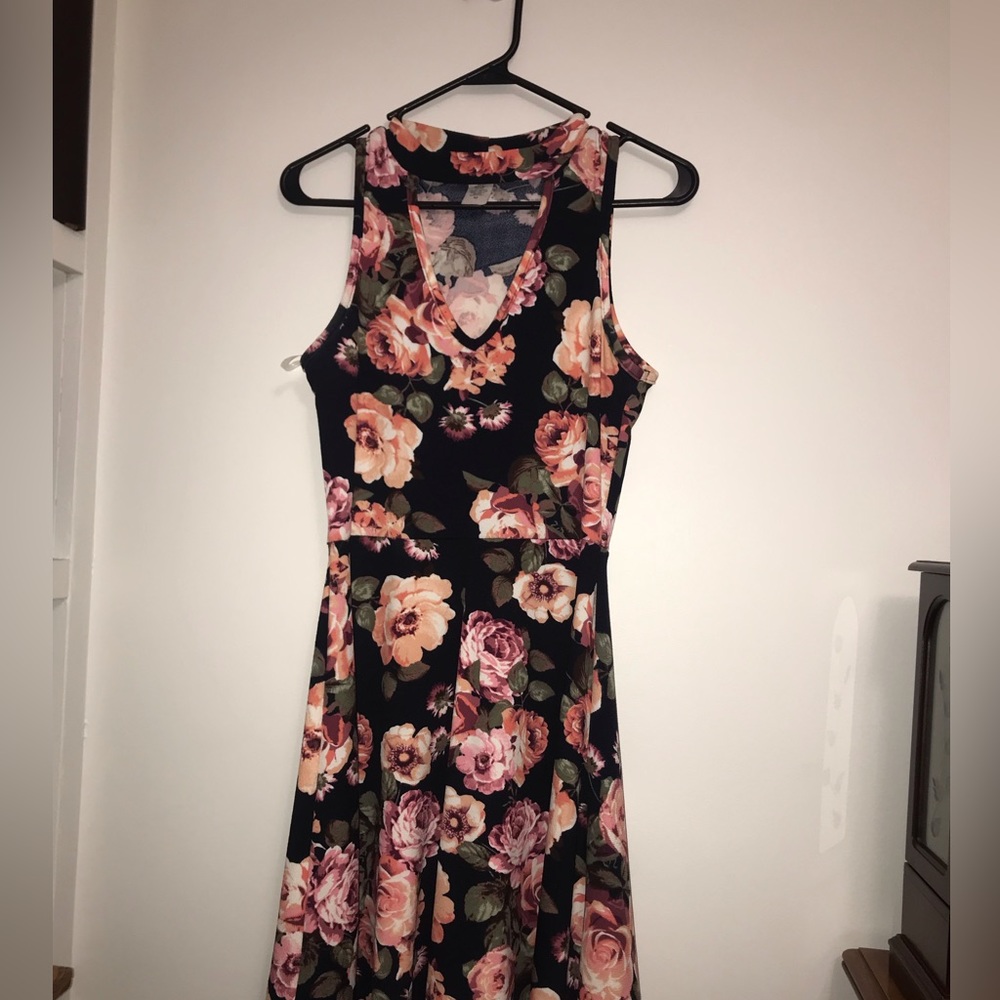 French Atmosphere, Medium. Black, Pink floral print. Sleeveless, collar v-neck.
